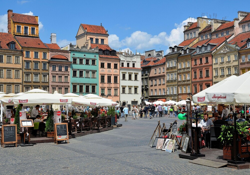 Der Marktplatz der Altstadt von Warschau mit seinen charakteristischen bunten Mietshäusern