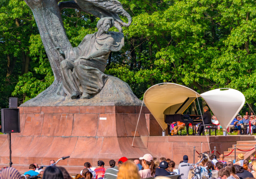 Das Frédéric-Chopin-Denkmal im Warschauer Łazienki-Park – Ort der Chopin-Konzerte unter freiem Himmel