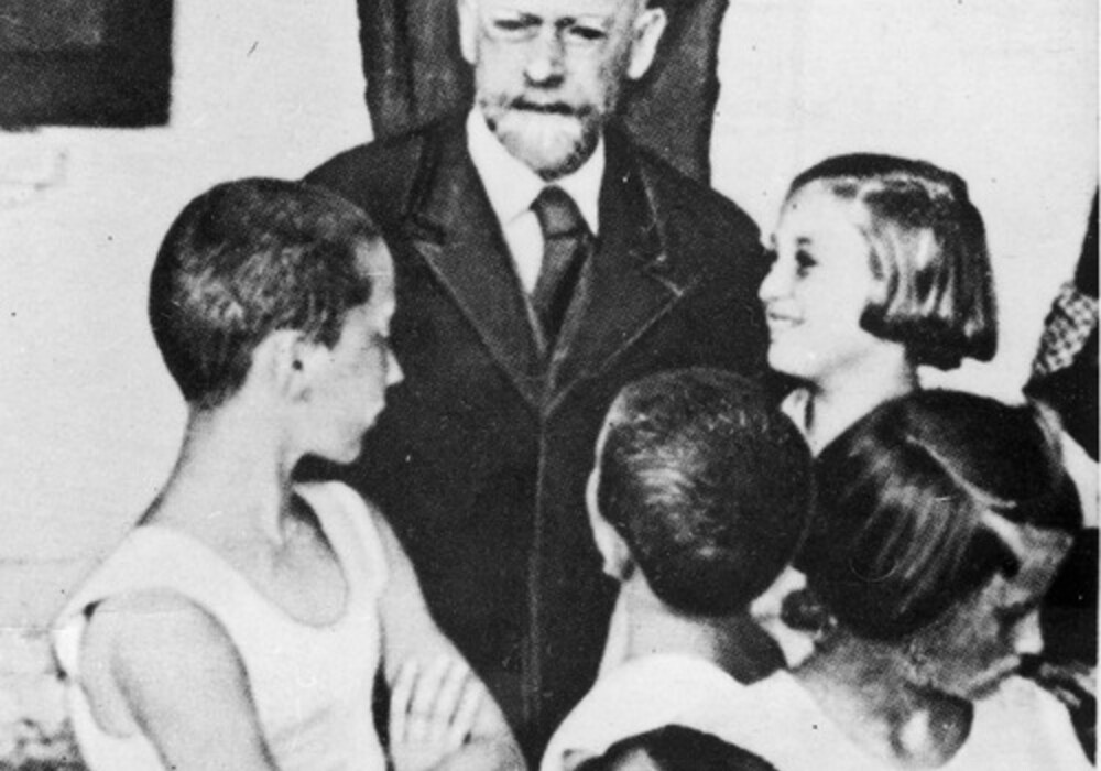 Janusz Korczak unter Kindern im Hof des Waisenhauses, Warschau, vor dem Zweiten Weltkrieg.Fotokopie : H. Mortkowicz-Olczakowa, Janusz Korczak, Warszawa 1978, s. 64 (fot. AIPN)