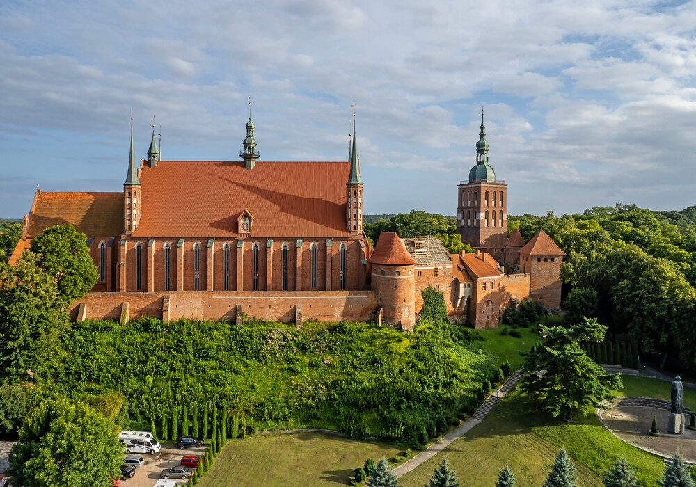 Domberg in Frauenburg mit der imposanten Kathedrale Mariä Himmelfahrt und St. Andreas  Kirche aus dem 14. Jahrhundert