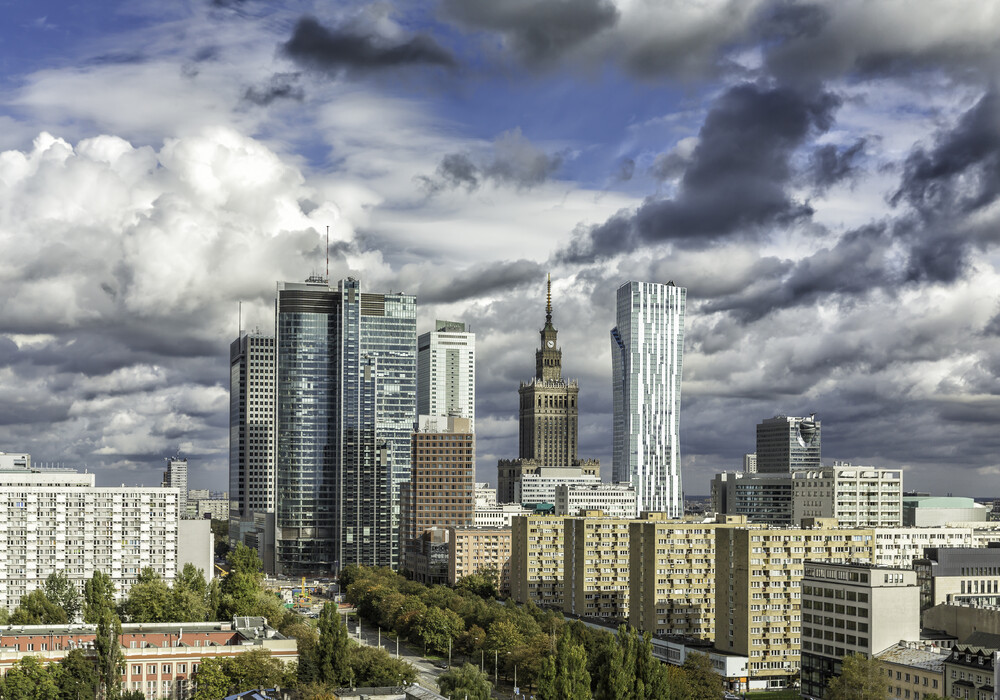 Panorama von Warschau mit Blick auf den Palast der Kultur und Wissenschaft sowie moderne Wolkenkratzer