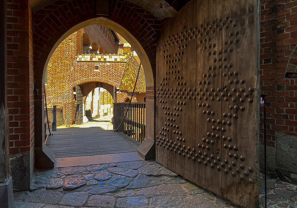 Das historische Eingangstor des Schlosses Marienburg.