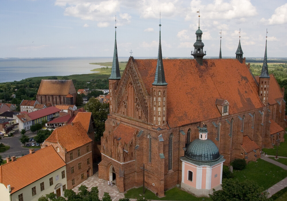 Die gotische Kathedrale Mariä Himmelfahrt in Frombork aus dem 14. Jahrhundert, der Domhügel, das Frische Haff 