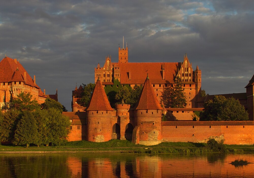 Die Burg der Deutschen Ritter in Malbork, die größte Backsteinburg der Welt, wurde im 13. Jahrhundert von den Deutschen Rittern erbaut