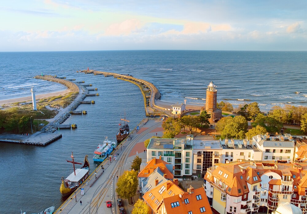 Der Hafen von Kołobrzeg mit seinem Leuchtturm