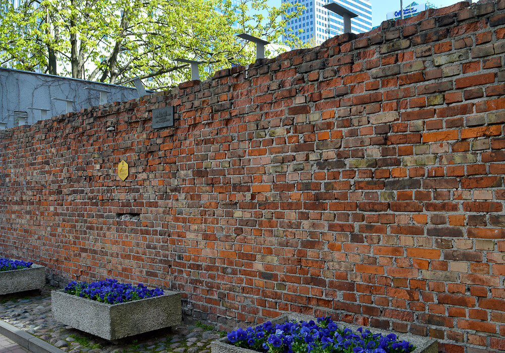 Ein Teil der Mauer des Warschauer Ghettos in Warschau. 