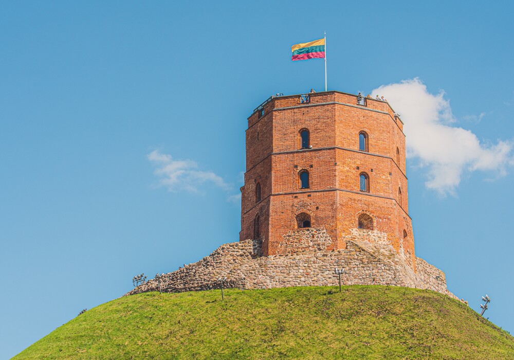 Der gotische Gediminas Turm auf dem Burgberg in Vilnius 