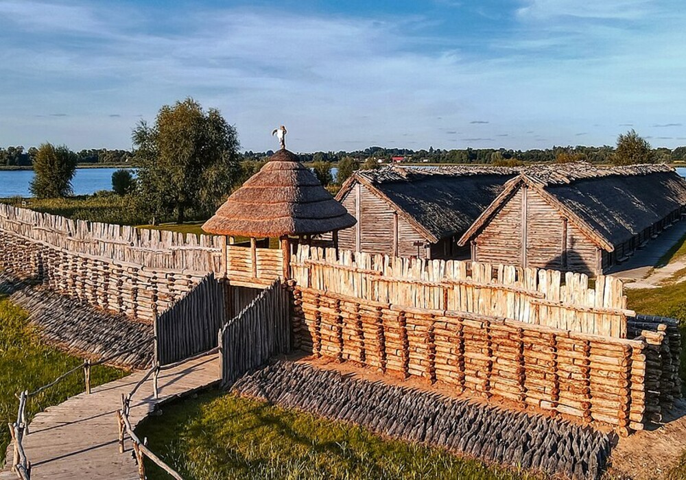 Rekonstruktion eines Teils der befestigten Siedlung Biskupin, Polen. Foto:MazAgnieszki
