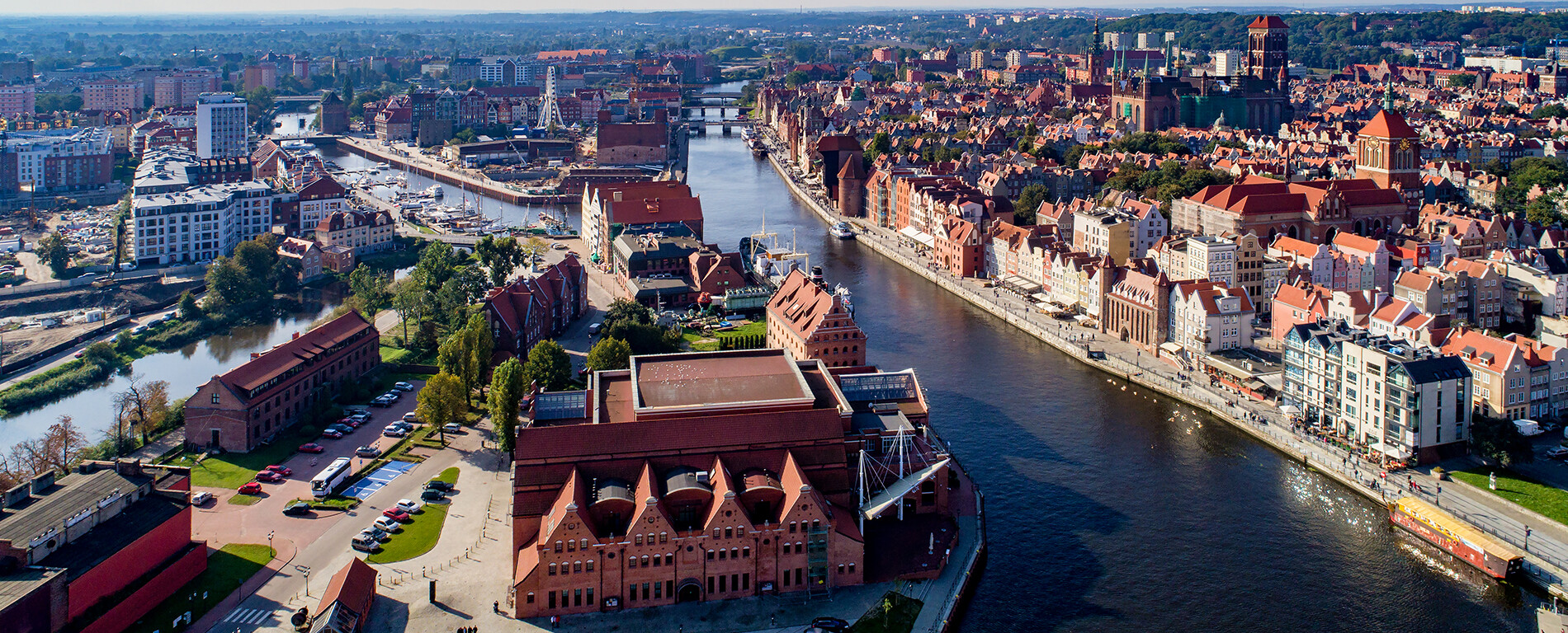 Panorama von Danzig mit der historischen Altstadt Die Baltische Philharmonie, die Insel Ołowianka und die charakteristische Bebauung der Uferpromenade.