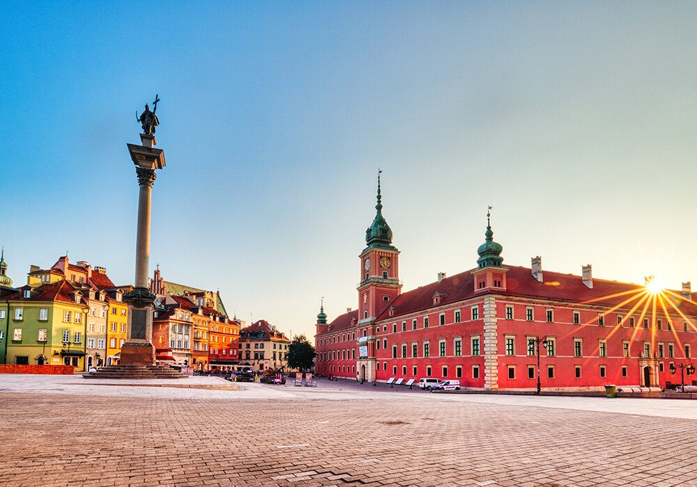 Blick auf den Schlossplatz in Warschau mit Königsschloss  und Sigismundssäule 