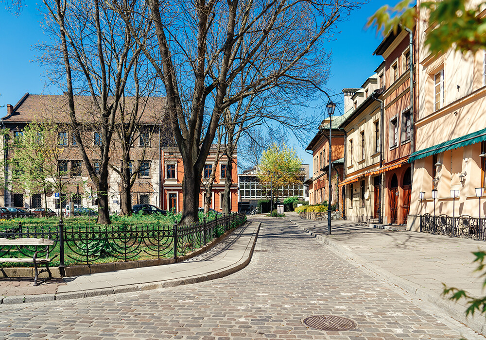 Die Szeroka Straße im Krakauer Stadtteil Kazimierz. Diese Straße bildet das Zentrum des ehemaligen jüdischen Viertels 