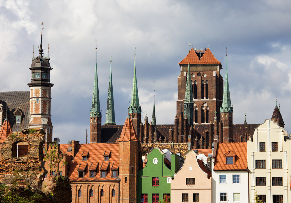 Danzig mit der markanten Marienkirche und bunten Giebelhäusern.