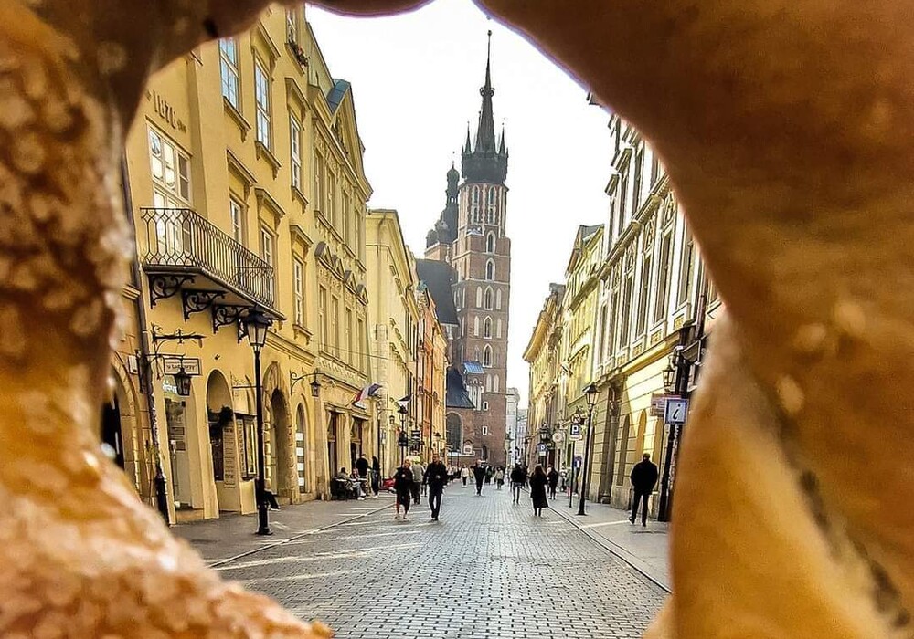  Blick auf die Floriańska-Straße, gesehen durch einen Krakauer Obwrzanek (Bagel)