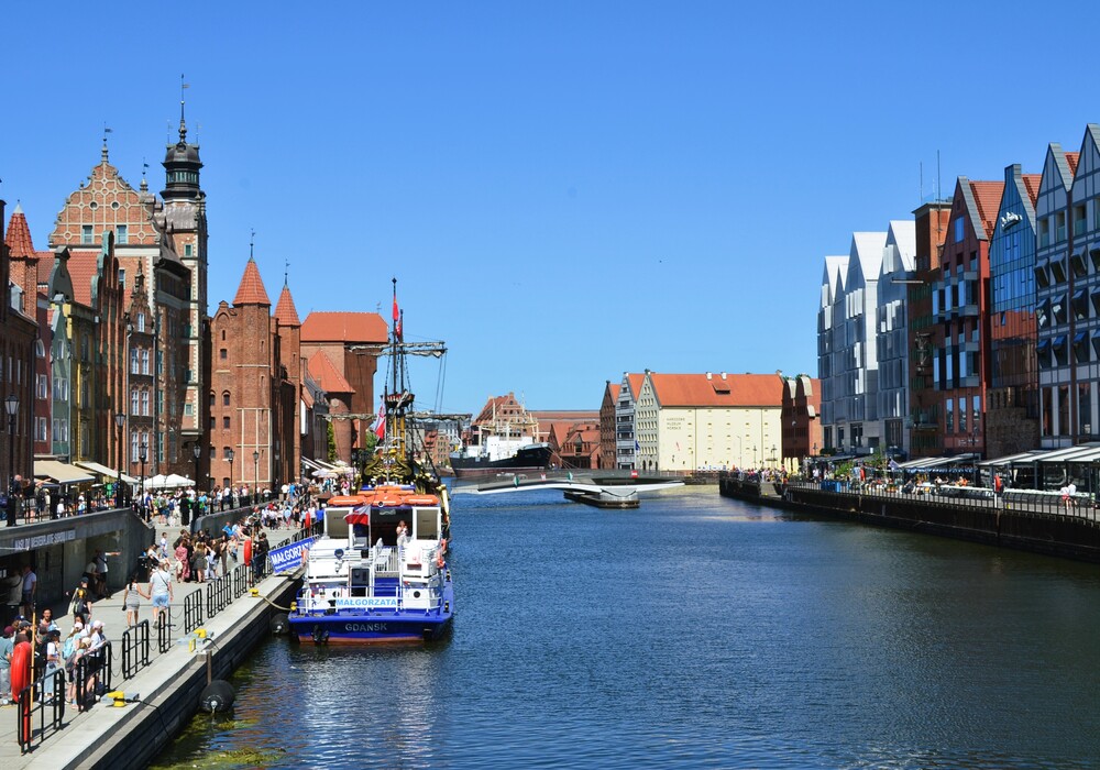 Die Uferpromenade entlang des Flusses Mottlau (Motława) in der historischen Altstadt von Danzig.