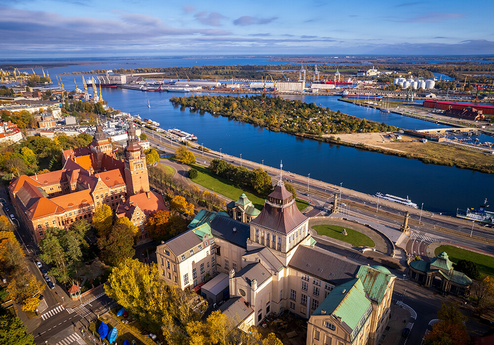 Blick aus der Vogelperspektive auf Stettin, darunter die  Chrobry-Deiche und die Oder