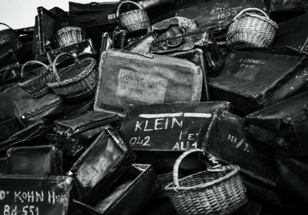 Koffer, Taschen und Körbe, die den Opfern des deutschen Konzentrations- und Vernichtungslagers Auschwitz-Birkenau gehörten