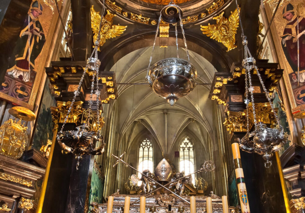 WawelKathedrale in Krakau  barocker Baldachinaltar Konfession des Heiligen Stanislaus